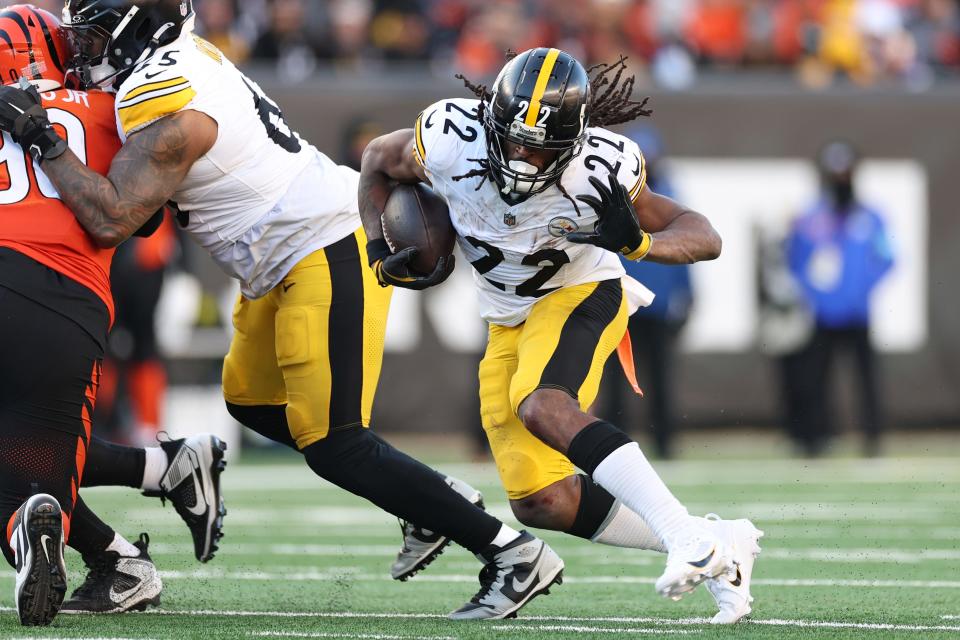 CINCINNATI, OHIO - DECEMBER 01: Najee Harris #22 of the Pittsburgh Steelers runs with the ball during the third quarter against the Cincinnati Bengals at Paycor Stadium on December 01, 2024 in Cincinnati, Ohio. (Photo by Andy Lyons/Getty Images)