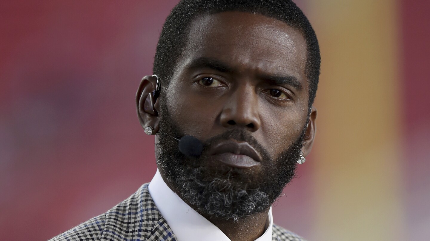 Randy Moss says he's being treated for cancer