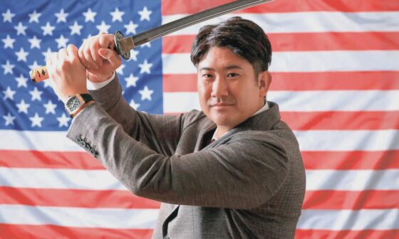 [Photo taken by Yuki Ozaki of Sponichi] New Baltimore Orioles pitcher Tomoyuki Sugano striking a pose holding a samurai replica sword with the United States flag on the background for the New Year.